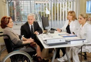 Regina (Christine Wilhelmi, 2.v.r.) und Britta (Jelena Mitschke, r.) können Johanna (Brigitte Antonius, l.) aus der Klinik entlassen, weil Thomas (Gerry Hungbauer, 2.v.l.) ihr eine Rundumversorgung zu Hause garantiert.