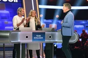 Moderator Jörg Pilawa (r.) mit den Kandidat:innen des Teams "Schlager": Schlagersänger Matthias Reim (l.) mit Ehefrau Christin Stark (2.v.l.), Schlagersängerin.