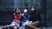 Maggie (Stephi Lineburg, l.), Sara (Bailey Slattery, M.) und Mutter Susan (Marianne Hagan) werden von einem Geldeintreiber entführt und vergewaltigt.