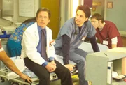 "Scrubs - Die Anfänger", "Mein Katalysator." Der angesehene Dr. Kevin Casey besucht das Sacred Heart Krankenhaus als Gastprofessor und stiftet unter den Ärzten Unruhe ob seiner makellosen Fähigkeiten. J.D. glaubt nun in ihm endlich seinen Mentor gefunden zu haben. Dr. Cox fühlt sich von Caseys Auftreten provoziert und fordert ihn zu einem Wissensduell. Unterdessen hat der Hausmeister einen Weg gefunden, den Sondermüll günstig zu entsorgen.Im Bild (v.li.): Michael J. Fox (Dr. Kevin Casey),  Zach Braff (John "J.D." Dorian).