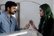 Marcos (Sean Teale, l.); Lorna (Emma Dumont, r.)