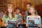 Lisa (Alexandra Neldel, l.), Rokko (Manuel Cortez, 2.v.l.), David (Mathis Künzler, 2.v.r.) und Hannah (Laura Osswald, r.) sind entsetzt, was die Zeitung über Hugo schreibt. (Dieses Foto von Alexandra Neldel darf nur in Zusammenhang mit der Berichterstattung über die Serie "Verliebt in Berlin" veröffentlicht und verbreitet werden.)