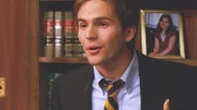 Während einer Befragung verstrickt sich Riordan (Michael Stahl-David), der Sohn eines ehemaligen Mitarbeiters des Justizministeriums, in Widersprüche.