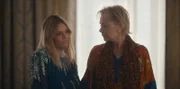 Deborah (Jean Smart, r.) und ihre Tochter DJ Vance (Kaitlin Olson, l.) widmen sich gerade dem Ausmisten des Kleiderschranks, als Ava sie mit einer Lieferung für Deborah unterbricht – und damit längst verdrängte Konflikte aus der Vergangenheit wieder ans Licht bringt.