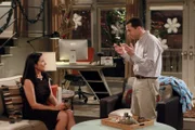Walden erhält Besuch von seiner Mutter Robin (Mimi Rogers, l.). Alan (Jon Cryer, r.) ist sofort fasziniert von ihr und verliebt sich prompt. Doch dann kommt ein Geheimnis aus Waldens Vergangenheit ans Licht.