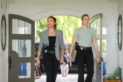 Jane Tennant (Vanessa Lachey, l.); Kate Whistler (Tori Anderson, r.)