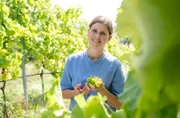 Gastgeberin Lisa Schäfer vom Rittergut Vlatten in Heimbach.; WDR Fernsehen LAND UND LECKER, "Folge 5 Finale in der Eifel: Junger Wein vom Rittergut", am Montag (30.09.24) um 20:15 Uhr. Gastgeberin Lisa Schäfer vom Rittergut Vlatten in Heimbach. © WDR/Melanie Grande, honorarfrei - Verwendung gemäß der AGB im engen inhaltlichen, redaktionellen Zusammenhang mit genannter WDR-Sendung bei Nennung "Bild: WDR/Melanie Grande" (S1+). WDR Kommunikation/Redaktion Bild, Köln, Tel: 0221/220 -7132 oder -7133, Fax: -777132, bildkommunikation@wdr.de