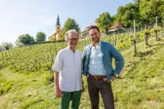 Georg Winkler-Hermaden (Weingut Winkler-Hermaden) und Moderator Richard Deutinger inmitten der Reben am Weingut Winkler-Hermaden während ServusTV's "Heimatleuchten - Oststeiermark" in Kapfenstein, Steiermark, Österreich, am 29. April 2024.