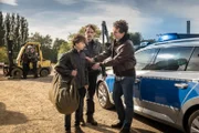 Melanie (Sanne Englund, 2.v.l.) und Mattes (Matthias Schloo, 2.v.r.) kommen gerade noch rechtzeitig, bevor Max (Henning Hartmann, r.) seinen Plan umsetzen kann, seinen Sohn Henri (Niklas Post, l.) außer Landes zu bringen.