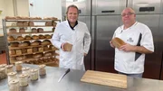 Aus Westfalen in die ganze Welt: Franz-Josef Wiedenhorst (r.) weiht Vorkoster Björn Freitag (l) in das Geheimnis der Sauerteig-Produktion ein.