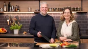 Wunderbrettchen aus Titan? Yvonne Willicks (r) und Prof. Dirk Bockmühl möchten wissen, was von den Trendprodukten zu halten ist.
