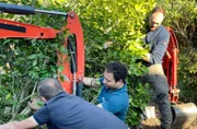 v.r. Lukas Tächl , Gartenbaumeister Mehmet Gürenc und Hans Jakabassa beim Versetzen der Kamelie.