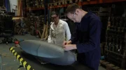 Mann arbeitet an einem Hindenburg-Modell