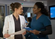 Chicago Med Berufung - Us Staffel 1, Episode 13 Diskussion im Gang: Rachel DiPillo als Dr. Sarah Reese, Marlyne Barrett als Maggie Lockwood.