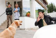 Staller (Helmfried von Lüttichau, rechts) versucht einen herrenlosen Hund zu beruhigen. Hubert (Christian Tramitz) und Sabrina Rattlinger (Carin C. Tietze) schauen amüsiert zu.