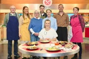 Das Küchenschlacht Gruppenfoto mit Kandidaten Wolfgang Seidel, Christina "Kitty" Geuking, Marie-Louise Hüneke, Philipp Ehrhardt, Stefan Zitzmann, Julika Hudson, Jurorin Milena Broger und Moderatorin Cornelia Poletto.