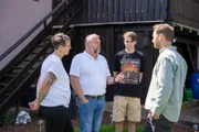 Leon Windscheid (r.) im Gespräch mit Familie Kelter, Mutter Sandra (l.), Vater Mario (2.v.l.), Sohn Emil (2.v.r.)