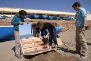 Corentin de Chatelperron (li.) und Elaine Le Floch (Mi.) testen mit dem Ingenieur und Experten für Wassergewinnung Mohamed Tahiri ihren selbst gebauten Lowtech-Entsalzer.