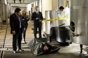 Detective Shepherd (Neill Rea, l.), seine Mitarbeiterin Kristin Sims (Fern Sutherland) und der Polizist Breen (Nic Simpson, hinten) sollen den Tod des einflussreichen Weinkritikers Paul Winterson (Alistair Browning) aufklären.
