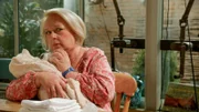 Noch gelingt es Gisela (Martina Eitner-Acheampong), geheim zu halten, dass Valerie die Unterlagen zur Vaterschaftsanerkennung nie abgeschickt hat.