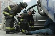 Feuerwehrmänner Matthew Casey (Jesse Spencer, l.) und Kelly Severide (Taylor Kinney) im Einsatz bei einem schwerem Verkehrsunfall: Eine Person wurde eingeklemmt.