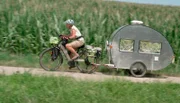 Wohnwagen im Miniformat: Eingefleischte Fahrradfahrer nehmen ihr Zuhause in den Urlaub einfach mit.