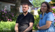 Kristin (r.) und Arne (l.) Maibohm haben ein Reihenmittelhaus in Hamburg. Der kleine Garten dazu ist auch noch abschüssig und lässt sich deshalb kaum nutzen. Die beiden Gartenprofis Sebastian Burggraf und Frank Riese haben Ideen, wie der Garten zum Raumwunder werden könnte. Das Konzept, für das sie sich entscheiden, müssen die Maibohms aber selbst umsetzen.