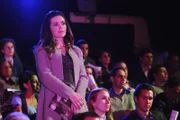 Weiß Brook Dennis (Amelia Heinle, vorne l.) mehr über den Mord an Miles?