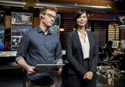 Eric Beale (Barrett Foa, l.); Sarah "Mac" Mackenzie (Catherine Bell, r.)