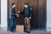 Riedl (Paul Sedlmeir, r.) nimmt den falschen fest- Julius Weizenegger (Stefan Voglhuber, l.) hat bloß ein Geschenk für seine Frau bestellt.