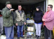 Charlie (li.), Trödelprofi Otto Schulte, Ellens Tochter Julia und Charlies Lebensgefährtin Ellen (re.)