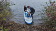 v.l.: Trainerin Ellen Marques, Labradorhündin "Luna" und Nils