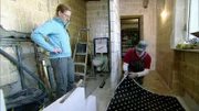 Sebastian, Romy und ihre Kinder Hannes und Jenny haben ein altes Weingut gekauft und renoviert.