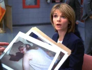 Eames (Kathryn Erbe) ermittelt in einem Mordfall: Hat ein Familienvater seine Kinder und seine Ehefrau erschlagen und danach Selbstmord begangen?