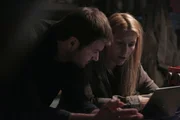 Yevgeny Gromov (Costa Ronin, l.); Carrie Mathison (Claire Danes, r.)