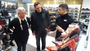V.l.: Kandidatin Silke, Shoppingbegleitung Ivica und Verkäufer.