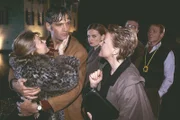 Nikola (Mariele Millowitsch, r.) ertappt Schmidt (Walter Sittler, 2.v.l.) und seine Ex-Frau Ivonne (Roswitha Schreiner, l.) in eindeutiger Pose.