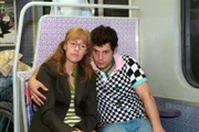 Lisa (Alexandra Neldel, l.) ist froh, dass Rokko (Manuel Cortez, r.) ihr zur Seite steht und verspricht, ihr zu helfen. (Dieses Foto von Alexandra Neldel darf nur in Zusammenhang mit der Berichterstattung über die Serie "Verliebt in Berlin" veröffentlicht und verbreitet werden.)