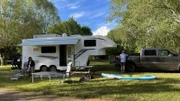 Britta Hofmeister und Andreas Werner richten sich auf dem Campingplatz ein.