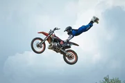 Alex (Stuntman) nimmt die Herausforderung an und muss nun der Stunt-Truppe beweisen, was er an Sprungakrobatik drauf hat...