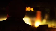 Silhouette einer Person, die in einem Auto sitzt