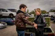 Melanie (Sanna Englund, r.) kann Max‘ (Henning Hartmann, l.) Sorge um seinen Sohn verstehen, kann aber nicht zulassen, dass er mit ihm in die USA verschwindet.