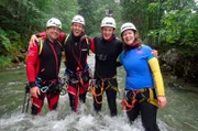 Beim Canyoning wird es für Checker Julian (2. von rechts) richtig abenteuerlich. Damit ihm nichts passiert, hat er die Guides Tobi und Daniel dabei. Sie sorgen für Sicherheit, wenn Julian zusammen mit Geologin Sibylle erforscht, wie Wasserkraft unsere Erde formt. Weiteres Bildmaterial finden Sie unter www.br-foto.de.