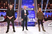 Moderator Jörg Pilawa (M.) mit den Kandidat:innen des Teams "Kamera": Dem Schauspieler Stefan Jürgens (l.) und der Schauspielerin Esther Schweins (r.).