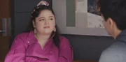 Kayla (Megan Stalter) verbringt ihren Samstag im Büro, um ihren Boss Jimmy (Paul W. Downs) zu unterstützen. Doch ein kleiner Unfall bringt die Rollen plötzlich durcheinander, und Jimmy muss sich um sie kümmern.