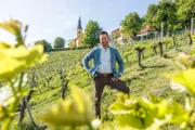 Moderator Richard Deutinger inmitten der Reben am Weingut Winkler-Hermaden während ServusTV's "Heimatleuchten - Oststeiermark" in Kapfenstein, Steiermark, Österreich.