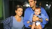 Schmidt (Walter Sittler) versucht Nikola (Mariele Millowitsch) zur Mithilfe beim Babysitten von Max (Yannick Reuter) zu bewegen.