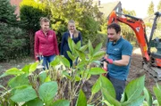 v.l. Gartenbloggerin Uta Grünwald, Sabine Tächl und Gartenbaumeister Mehmet Gürenc beschneiden eine Hortensie.