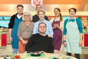 Das "Küchenschlacht"-Gruppenfoto mit Philipp Ehrhardt, Marie-Louise Hüneke, Stefan Zitzmann, Christina "Kitty" Geuking und Julika Hudson, Juror Max Strohe und Moderatorin Cornelia Poletto.
