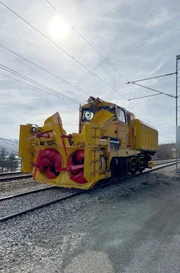 Mit schweren Maschinen wie dieser Schneefräse können die Schienen von bis zu zehn Tonnen Schnee pro Stunde befreit werden - unerlässlich für einen gefahrlosen Bahnverkehr.
